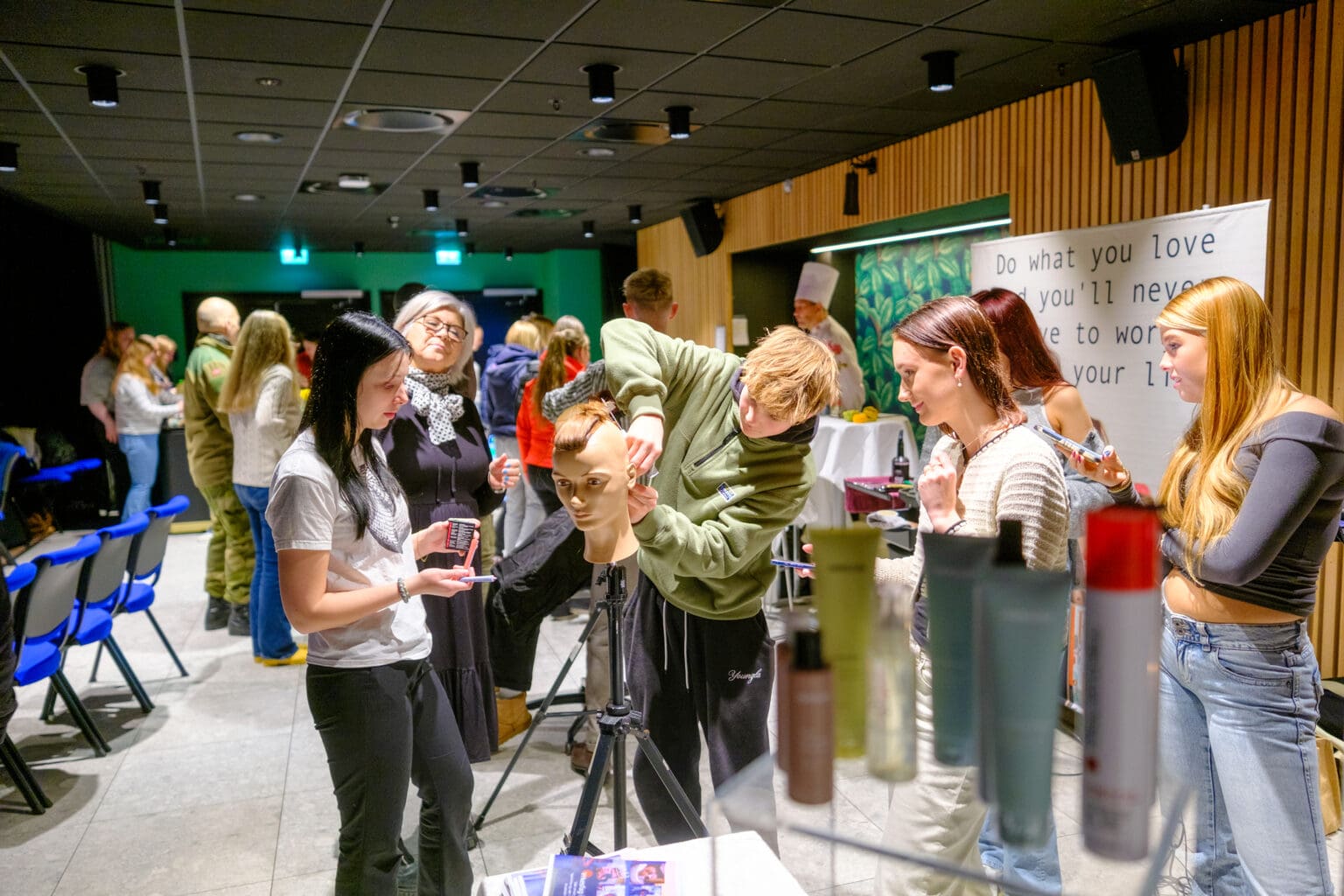 Elever som tester ut frisørfaget på Fremtidsdagen